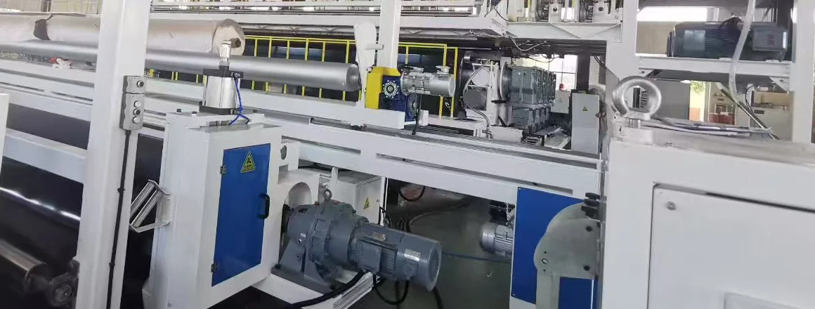 Wide haul-off drive and roller assembly in a geomembrane production line