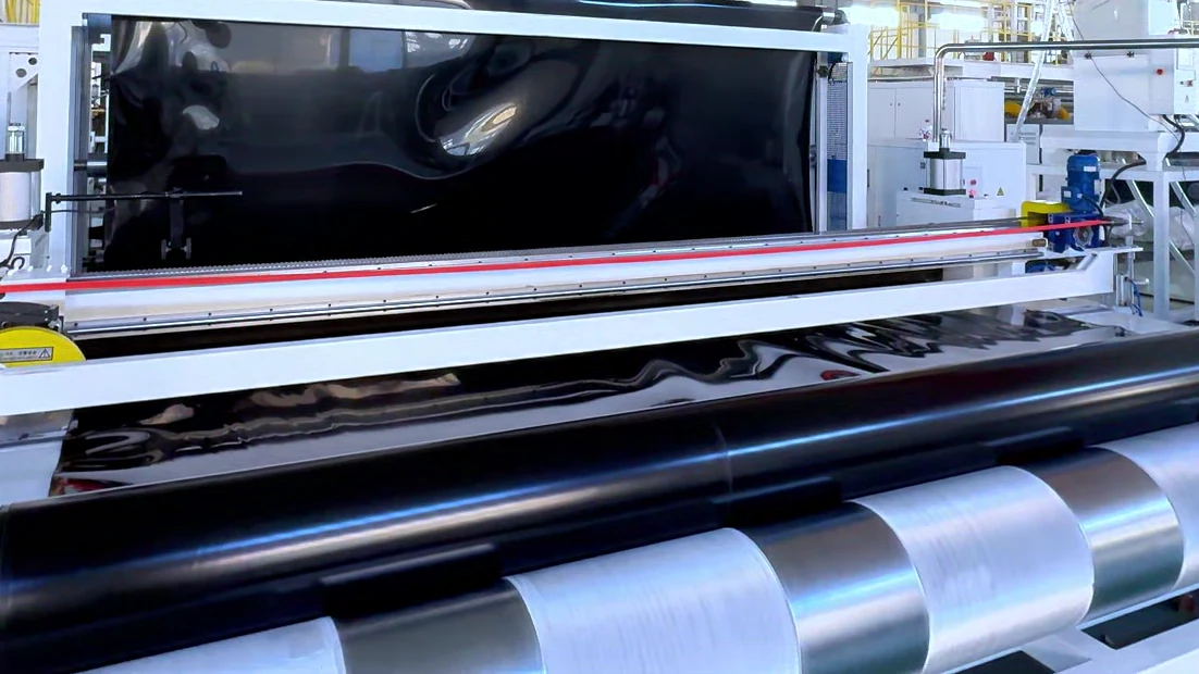Calendering and membrane-handling roller section in a production workshop